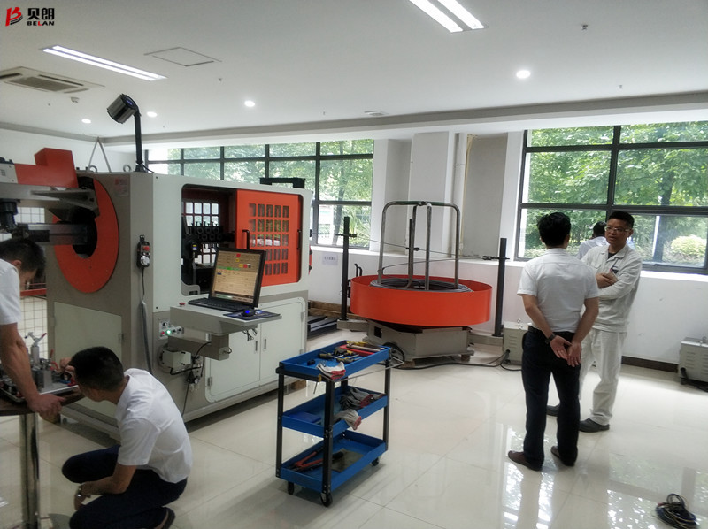 快來(lái)看、快來(lái)看，貝朗迎來(lái)日本客戶參觀3D折絲設(shè)備啦！