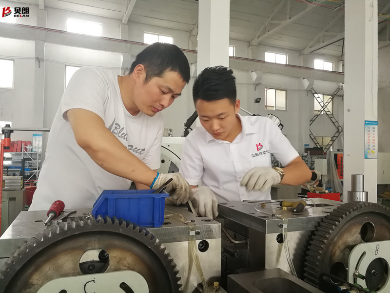 貝朗技術工程師現(xiàn)場調試